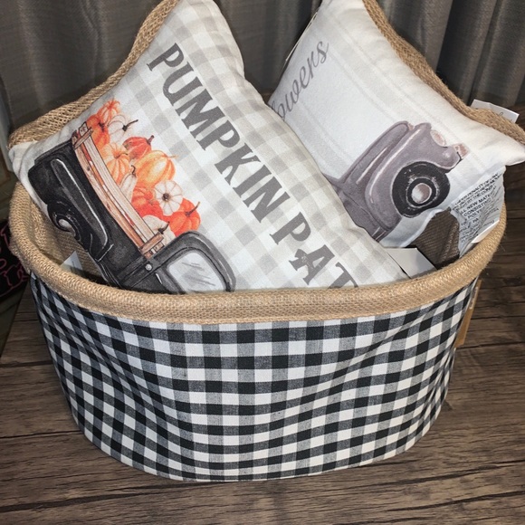 2 New accent pillows - Picture 4 of 4